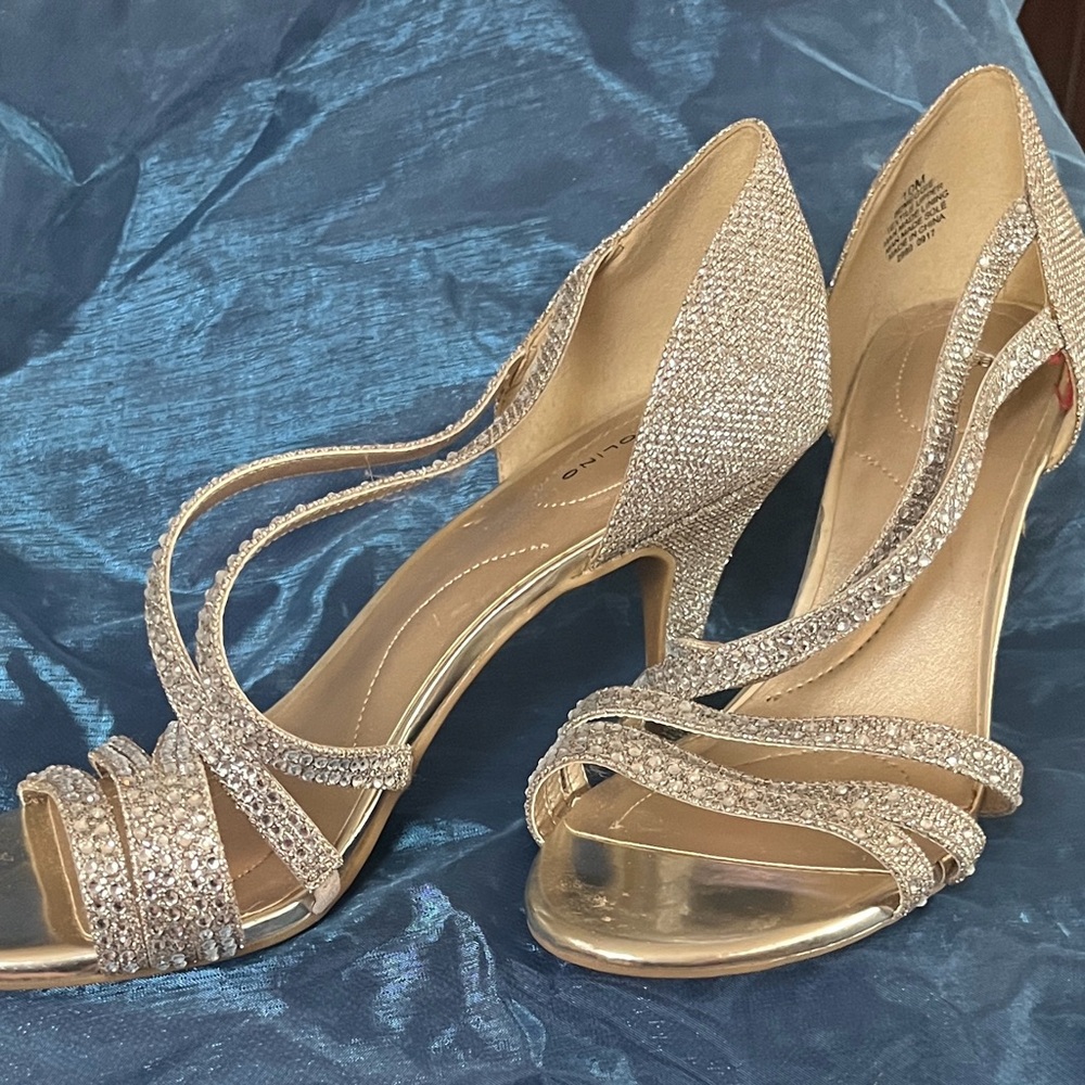 Bandilino Elegant Silver Glitter Heels. Size 10 
Worn once. Very comfortable.